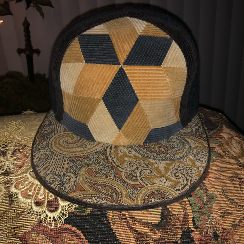 Men’s fitted courdory and paisley pattern hat .size 7 1/4 but fits like a 7 1/2